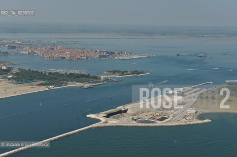 VENEZIA 28/7/10 FOTO AEREE AI LAVORI IN CORSO  PER LA COSTRUZIONE DELLE DIGHE MOBILI ALLA BOCCA DEL PORTO DI CHIOGGIA ©Graziano Arici/Rosebud2