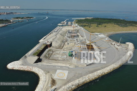 VENEZIA 28/7/10 FOTO AEREE AI LAVORI IN CORSO  PER LA COSTRUZIONE DELLE DIGHE MOBILI ALLA BOCCA DEL PORTO DI CHIOGGIA ©Graziano Arici/Rosebud2