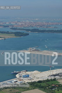 VENEZIA 28/7/10 FOTO AEREE AI LAVORI IN CORSO  PER LA COSTRUZIONE DELLE DIGHE MOBILI ALLA BOCCA DEL PORTO DI LIDO ©Graziano Arici/Rosebud2