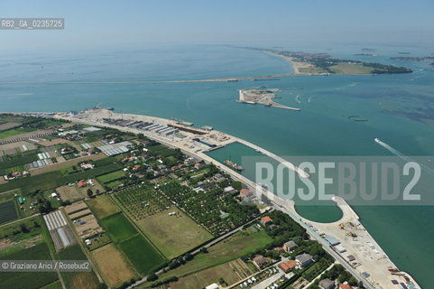 VENEZIA 28/7/10 FOTO AEREE AI LAVORI IN CORSO  PER LA COSTRUZIONE DELLE DIGHE MOBILI ALLA BOCCA DEL PORTO DI LIDO ©Graziano Arici/Rosebud2