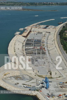 VENEZIA 28/7/10 FOTO AEREE AI LAVORI IN CORSO  PER LA COSTRUZIONE DELLE DIGHE MOBILI ALLA BOCCA DEL PORTO DI LIDO ©Graziano Arici/Rosebud2