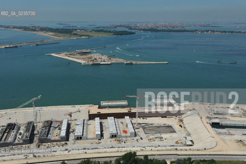 VENEZIA 28/7/10 FOTO AEREE AI LAVORI IN CORSO  PER LA COSTRUZIONE DELLE DIGHE MOBILI ALLA BOCCA DEL PORTO DI LIDO ©Graziano Arici/Rosebud2