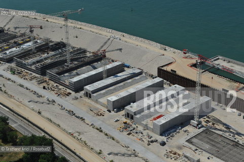 VENEZIA 28/7/10 FOTO AEREE AI LAVORI IN CORSO  PER LA COSTRUZIONE DELLE DIGHE MOBILI ALLA BOCCA DEL PORTO DI LIDO ©Graziano Arici/Rosebud2