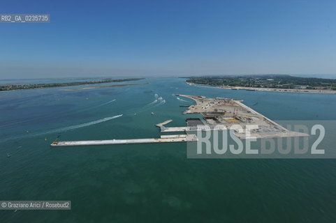 VENEZIA 28/7/10 FOTO AEREE AI LAVORI IN CORSO  PER LA COSTRUZIONE DELLE DIGHE MOBILI ALLA BOCCA DEL PORTO DI LIDO ©Graziano Arici/Rosebud2