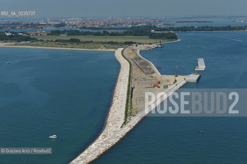 VENEZIA 28/7/10 FOTO AEREE AI LAVORI IN CORSO  PER LA COSTRUZIONE DELLE DIGHE MOBILI ALLA BOCCA DEL PORTO DI LIDO ©Graziano Arici/Rosebud2