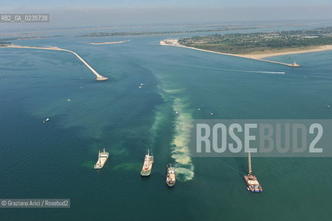 VENEZIA 28/7/10 FOTO AEREE AI LAVORI IN CORSO  PER LA COSTRUZIONE DELLE DIGHE MOBILI ALLA BOCCA DEL PORTO DI LIDO ©Graziano Arici/Rosebud2