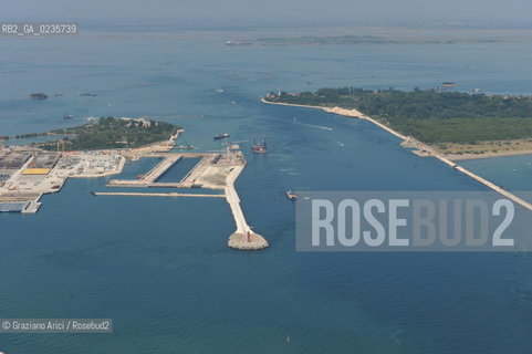 VENEZIA 28/7/10 FOTO AEREE AI LAVORI IN CORSO  PER LA COSTRUZIONE DELLE DIGHE MOBILI ALLA BOCCA DEL PORTO DI MALAMOCCO ©Graziano Arici/Rosebud2