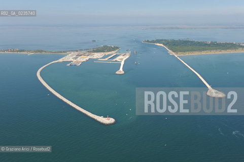 VENEZIA 28/7/10 FOTO AEREE AI LAVORI IN CORSO  PER LA COSTRUZIONE DELLE DIGHE MOBILI ALLA BOCCA DEL PORTO DI MALAMOCCO ©Graziano Arici/Rosebud2