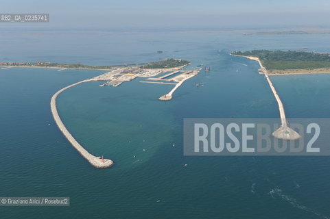 VENEZIA 28/7/10 FOTO AEREE AI LAVORI IN CORSO  PER LA COSTRUZIONE DELLE DIGHE MOBILI ALLA BOCCA DEL PORTO DI MALAMOCCO ©Graziano Arici/Rosebud2