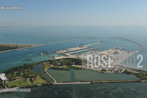 VENEZIA 28/7/10 FOTO AEREE AI LAVORI IN CORSO  PER LA COSTRUZIONE DELLE DIGHE MOBILI ALLA BOCCA DEL PORTO DI MALAMOCCO ©Graziano Arici/Rosebud2