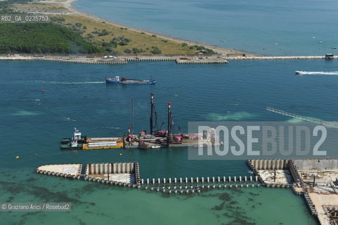 VENEZIA 28/7/10 FOTO AEREE AI LAVORI IN CORSO  PER LA COSTRUZIONE DELLE DIGHE MOBILI ALLA BOCCA DEL PORTO DI MALAMOCCO ©Graziano Arici/Rosebud2