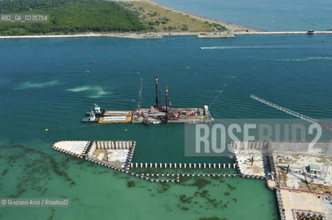 VENEZIA 28/7/10 FOTO AEREE AI LAVORI IN CORSO  PER LA COSTRUZIONE DELLE DIGHE MOBILI ALLA BOCCA DEL PORTO DI MALAMOCCO ©Graziano Arici/Rosebud2