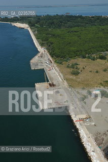VENEZIA 28/7/10 FOTO AEREE AI LAVORI IN CORSO  PER LA COSTRUZIONE DELLE DIGHE MOBILI ALLA BOCCA DEL PORTO DI MALAMOCCO ©Graziano Arici/Rosebud2