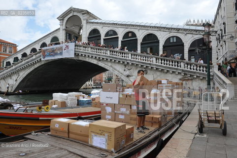 Venice september 2010 - Marchandise trasportation near Rialto Bridge barca merce ©Graziano Arici/Rosebud2