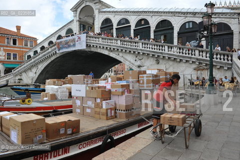 Venice september 2010 - Marchandise trasportation near Rialto Bridge barca merce ©Graziano Arici/Rosebud2