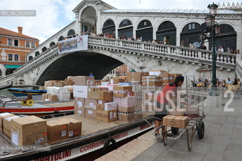 Venice september 2010 - Marchandise trasportation near Rialto Bridge barca merce ©Graziano Arici/Rosebud2
