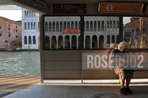 Venice october 2010 - Venetian life : old woman at boat stop giovani imbarcadero ©Graziano Arici/Rosebud2