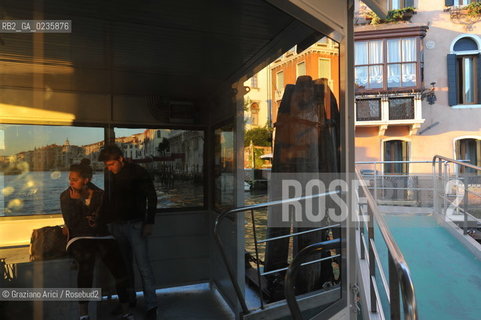 Venice october 2010 - Venetian life : joung people at boat stop giovani imbarcadero ©Graziano Arici/Rosebud2