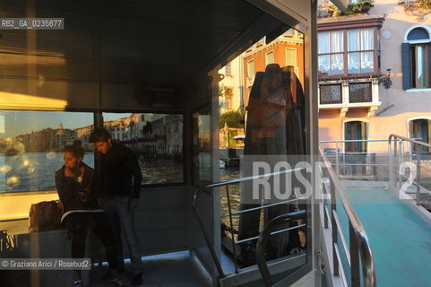 Venice october 2010 - Venetian life : joung people at boat stop giovani imbarcadero ©Graziano Arici/Rosebud2