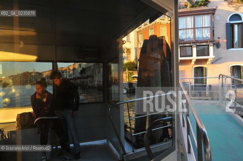 Venice october 2010 - Venetian life : joung people at boat stop giovani imbarcadero ©Graziano Arici/Rosebud2