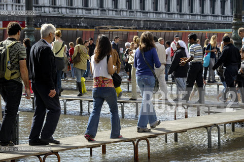 Venice october 2010 - Tourists in Venice during high tide turismo acqua alta alta marea©Graziano Arici/Rosebud2