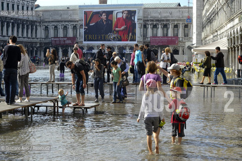 Venice october 2010 - Tourists in Venice during high tide turismo acqua alta alta marea©Graziano Arici/Rosebud2