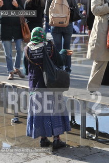 Venice october 2010 - Beggar and tourists in Venice with high tide turismo mendicante alta marea acqua alta ©Graziano Arici/Rosebud2