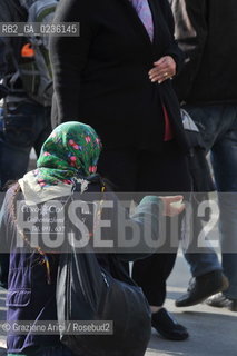 Venice october 2010 - Beggar and tourists in Venice with high tide turismo mendicante alta marea acqua alta ©Graziano Arici/Rosebud2