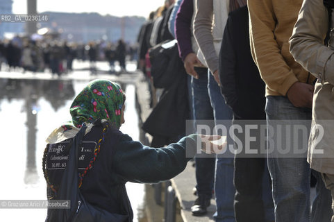 Venice october 2010 - Beggar and tourists in Venice with high tide turismo mendicante alta marea acqua alta ©Graziano Arici/Rosebud2