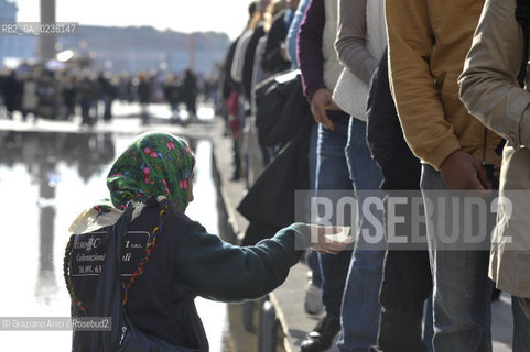 Venice october 2010 - Beggar and tourists in Venice with high tide turismo mendicante alta marea acqua alta ©Graziano Arici/Rosebud2