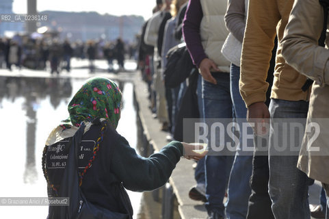 Venice october 2010 - Beggar and tourists in Venice with high tide turismo mendicante alta marea acqua alta ©Graziano Arici/Rosebud2