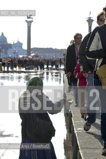 Venice october 2010 - Beggar and tourists in Venice with high tide turismo mendicante alta marea acqua alta ©Graziano Arici/Rosebud2