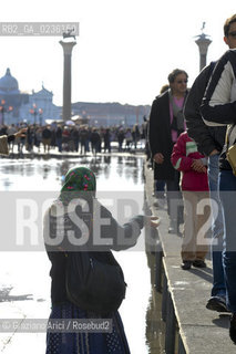 Venice october 2010 - Beggar and tourists in Venice with high tide turismo mendicante alta marea acqua alta ©Graziano Arici/Rosebud2