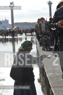 Venice october 2010 - Beggar and tourists in Venice with high tide turismo mendicante alta marea acqua alta ©Graziano Arici/Rosebud2