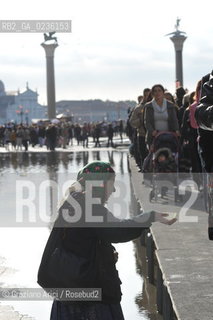 Venice october 2010 - Beggar and tourists in Venice with high tide turismo mendicante alta marea acqua alta ©Graziano Arici/Rosebud2