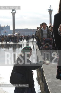 Venice october 2010 - Beggar and tourists in Venice with high tide turismo mendicante alta marea acqua alta ©Graziano Arici/Rosebud2