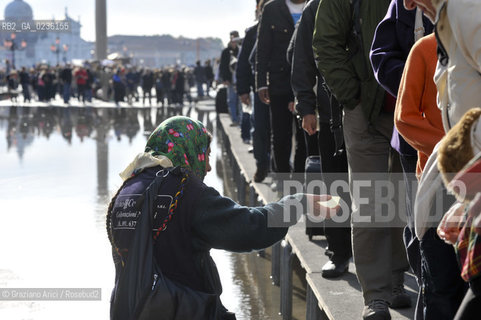 Venice october 2010 - Beggar and tourists in Venice with high tide turismo mendicante alta marea acqua alta ©Graziano Arici/Rosebud2