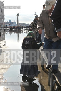 Venice october 2010 - Beggar and tourists in Venice with high tide turismo mendicante alta marea acqua alta ©Graziano Arici/Rosebud2