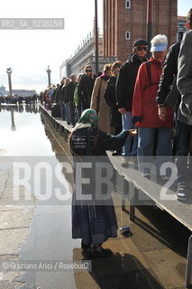 Venice october 2010 - Beggar and tourists in Venice with high tide turismo mendicante alta marea acqua alta ©Graziano Arici/Rosebud2