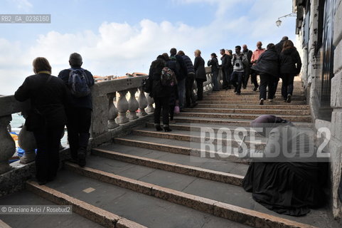 Venice october 2010 - Beggar and tourists in Venice turismo mendicante ©Graziano Arici/Rosebud2