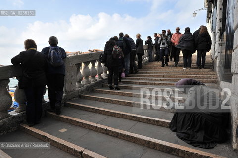 Venice october 2010 - Beggar and tourists in Venice turismo mendicante ©Graziano Arici/Rosebud2