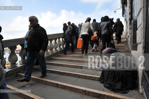 Venice october 2010 - Beggar and tourists in Venice turismo mendicante ©Graziano Arici/Rosebud2