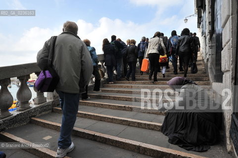 Venice october 2010 - Beggar and tourists in Venice turismo mendicante ©Graziano Arici/Rosebud2