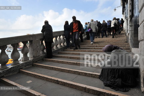 Venice october 2010 - Beggar and tourists in Venice turismo mendicante ©Graziano Arici/Rosebud2