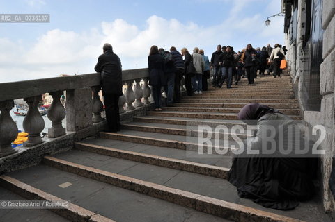 Venice october 2010 - Beggar and tourists in Venice turismo mendicante ©Graziano Arici/Rosebud2