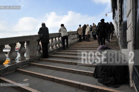 Venice october 2010 - Beggar and tourists in Venice turismo mendicante ©Graziano Arici/Rosebud2