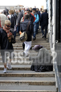 Venice october 2010 - Beggar and tourists in Venice turismo mendicante ©Graziano Arici/Rosebud2