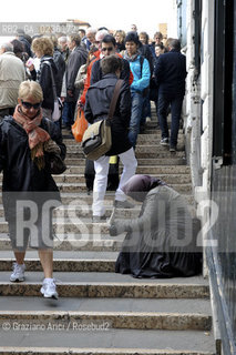 Venice october 2010 - Beggar and tourists in Venice turismo mendicante ©Graziano Arici/Rosebud2