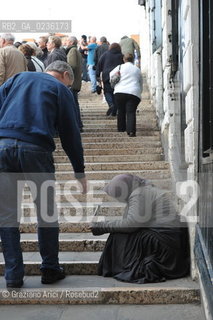 Venice october 2010 - Beggar and tourists in Venice turismo mendicante ©Graziano Arici/Rosebud2