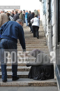 Venice october 2010 - Beggar and tourists in Venice turismo mendicante ©Graziano Arici/Rosebud2